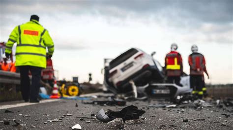 Polizei spricht von Trümmerfeld Frontalcrash in Bayern