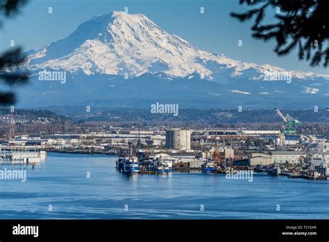 A View Of The Port Of Tacoma And Mount Rainier Stock Photo Alamy