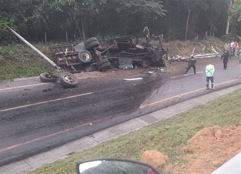 Conductor de una volqueta se salvó de milagro luego de aparatoso