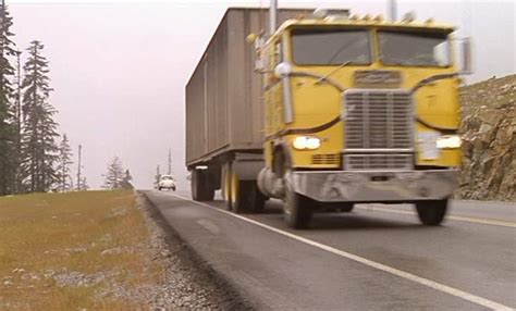 IMCDb.org: 1975 White-Freightliner WFT-8664T in "La menace, 1977"