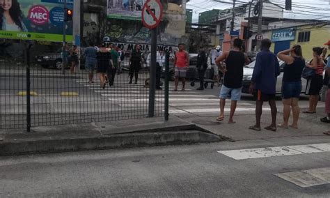 Homem é atropelado por BRT na Praça Seca na Zona Oeste Jornal O Globo