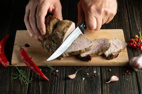 O Cozinheiro Corta A Carne De Vitela Cozida Antes De Preparar O Jantar