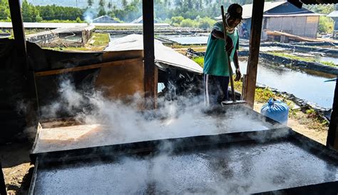 Melihat Proses Pengolahan Garam Tradisional Sistem Rebus Di Aceh Foto