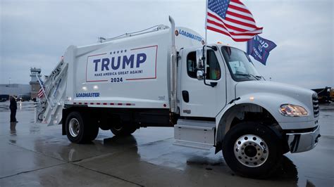 Donald Trump Rides Garbage Truck In Wisconsin Nbc Chicago