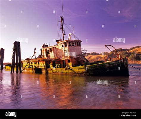 Sunken Ship The Mary D Hume Gold Beach Oregon Stock Photo Alamy