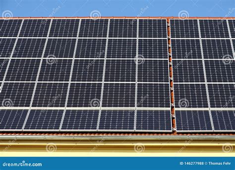 C Lulas Solares Em Um Telhado Foto De Stock Imagem De Solar Limpo