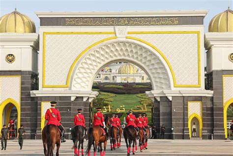 Dua Lelaki Bawa Parang Ditahan Ketika Cuba Ceroboh Istana Negara