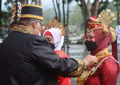 Gunakan Baju Adat Buton Gubernur Sultra Ali Mazi Jadi Inspektur