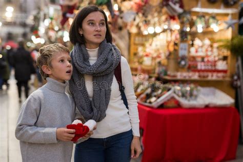 Sonriente Muchacho Preadolescente Caminando Con Su Madre En El Mercado