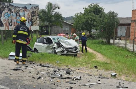 Colis O Na Rodovia Jorge Lacerda Em Ilhota Deixa Tr S Feridos Em Estado