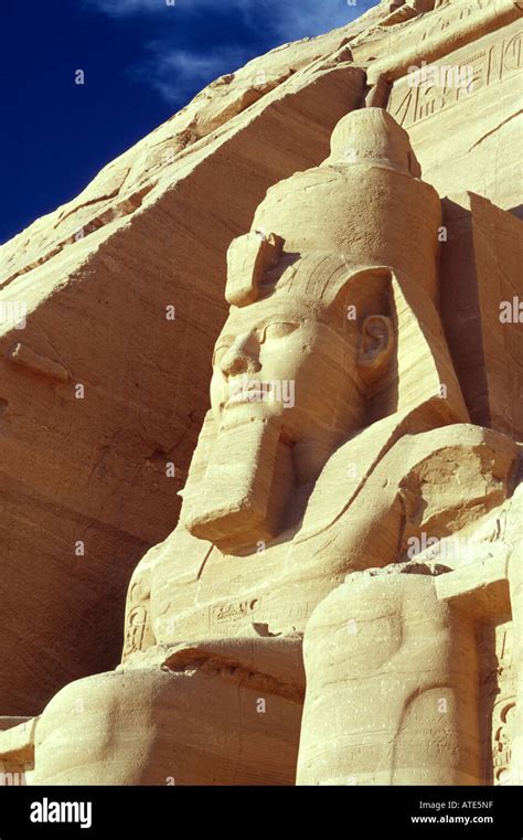 Statue von Ramses II aka Ramses der große in der Sonne Tempel von