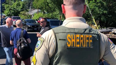 2 Oregon Deputies Shot And Injured Responding To Burglary 2 Suspects