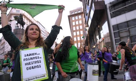 Pañuelazo frente a la Legislatura contra la implementación del 0800Vida