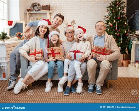 Familia Que Celebra La Navidad Imagen De Archivo Imagen De Padre