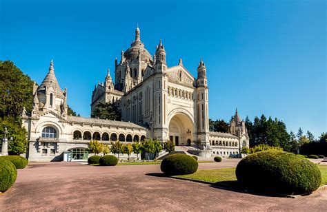 Basilica of Sainte-Therese of Lisieux; … – License image – 13778052 lookphotos