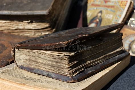 El Libro Antiguo Cerrado Foto De Archivo Imagen De Ornamento