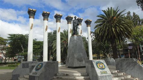 Vista Del Monumento De Bronce A Simon Bolivar En Medio Del Parque Simon