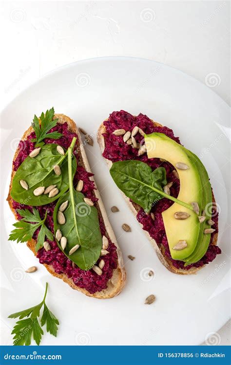 Cepillos Con Humus De Remolacha Aguacate Espinacas Y Semillas Sobre