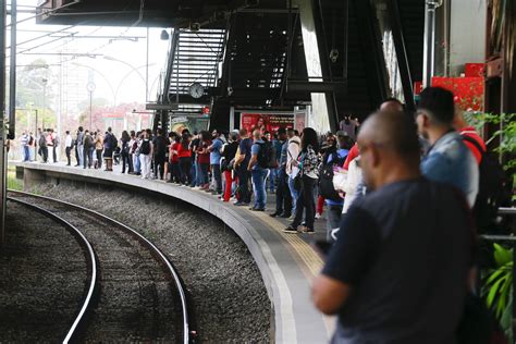 Plataforma De Metrô 7 Trem Na Estação Passageiros Saem Do Trem