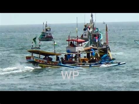 Jum At Nelayan Dicegah Angi Gelombang Saat Melaut Di Pantai