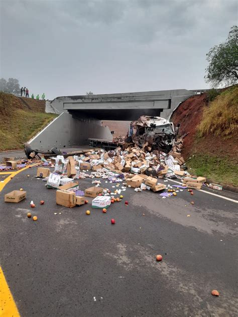 Caminhão cai de viaduto e deixa carga espalhada pela rodovia em Santa