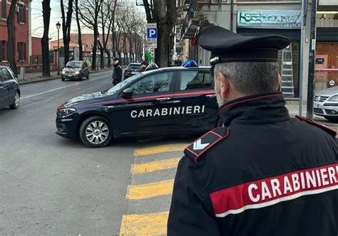 Reggio Emilia Fugge Dai Carabinieri E Tenta Di Nascondere La Droga In