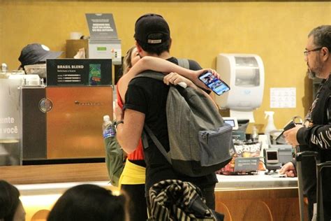 Dani Calabresa Ganha M O Boba Do Marido Em Cafeteria Fotos