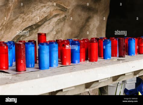 Vidrio Azul Y Rojo Velas En Un Altar De La Iglesia Cat Lica Fotograf A