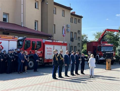 Przekazanie sprzętu ratowniczego dla jednostek OSP z terenu powiatu