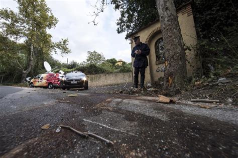 Roma Grave Incidente Stradale Padre E Figlio Di Anni Muoiono