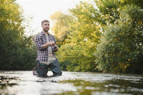 El Pescador Coge Una Trucha En El R O En Verano Foto Premium