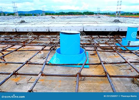 Preparazione Di Tubi D Acqua E Tubi Di Scarico Del Pavimento Del Bagno