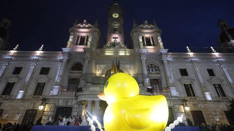 El Pato De Goma De La Falla Municipal Sale A La Calle