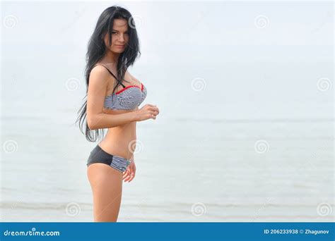 Bella Chica En Bikini En La Playa Foto De Archivo Imagen De Pierna Modelo 206233938