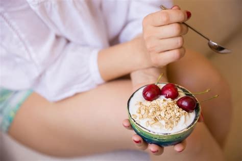 Primer Plano De Manos De Mujer Sosteniendo Una Taza Con Yogur Org Nico