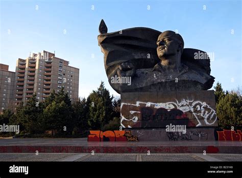 Statue in park, Ernst Thaelmann, Ernst-Thalmann-Park, Prenzlauer Berg ...