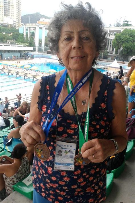 Atleta aos 93 anos idosa começou a nadar para tratar dor nas costas