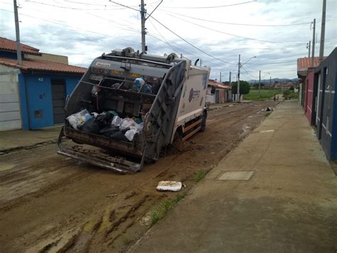 Caminh O De Coleta De Lixo Atola Em Lorena Sp Vale Do Para Ba E