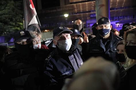 Protesty Pod Domem Kaczy Skiego Policja Zatrzyma A Demonstrant W