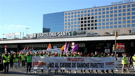 Trabajadores de Danone de Parets del Vallès protestan en Barcelona por