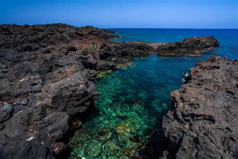 Vista De La Playa De Lava De Linosa Llamada Mannarazza Sicilia Italia