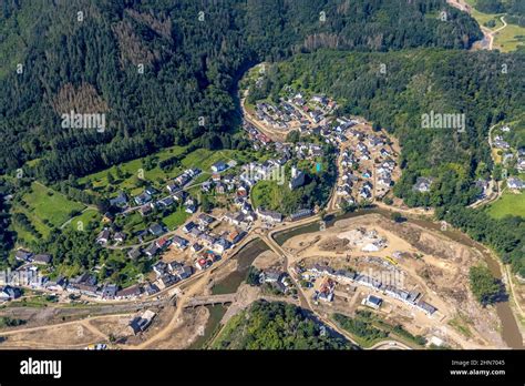 Luftaufnahme überflutetes Gebiet an der Ahr mit zerstörten Brücken