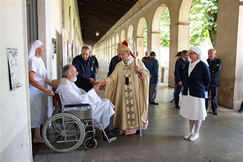 Il Papa Ai Preti Anziani E Malati I Giovani Sacerdoti Hanno Bisogno Di Voi