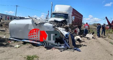 Choque entre tractocamión y unidad de transporte público deja un muerto