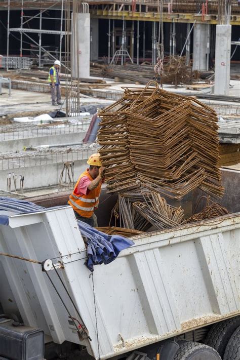 Crane O Elevador Que Segura Pacotes De Carga Angular Do Rebar Imagem De