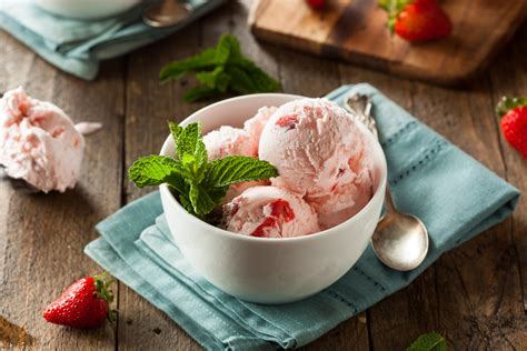 C Mo Preparar Helado Casero De Yogur Con Fresas En Minutos Una