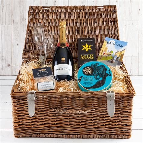 Champagne Hamper from Cotswold Food Hampers - fizz, flutes & more!