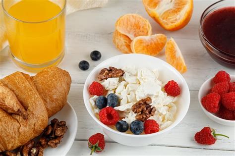 Queso Casero Con Bayas Y Frutos Secos Para El Desayuno Foto Premium