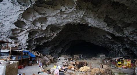 贵州大山有一个溶洞，洞中住着19户苗民，过着与世无争的生活