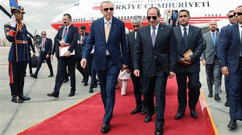 11 yıl sonra ilk AKP li Cumhurbaşkanı Erdoğan Mısır a gitti Sisi